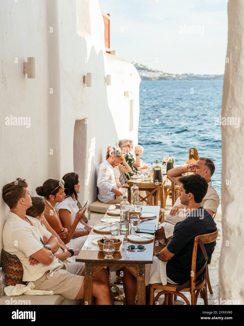 people-at-restaurant-chora-mykonos-town-mykonos-cyclades-greek-islands-greece-europe-2Y93YR0